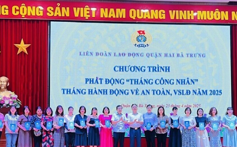 In the 2025 Workers' Month, the Hai Ba Trung District Labor Federation proposed that grassroots unions effectively register and implement at least 1 specific task to care for the welfare of union members and workers. Photo: Trade Union