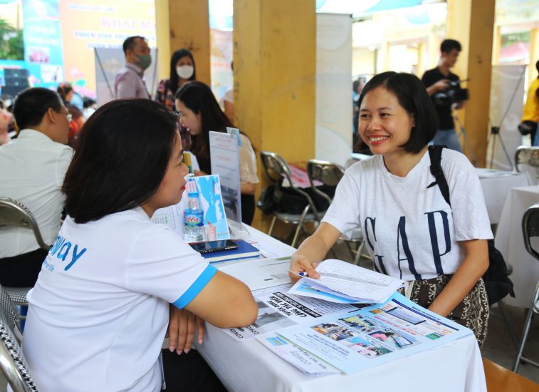 Experts say that the proposal to extend the retirement age should only be an incentive policy, not a mandatory regulation. Illustrative photo: Huong Nha