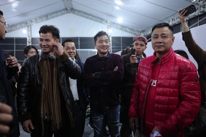 People's Artist Xuan Bac and People's Artist Tu Long met before the Call Me by Fire concert (December 2024). Photo: Provided by the media group Call Me by Fire