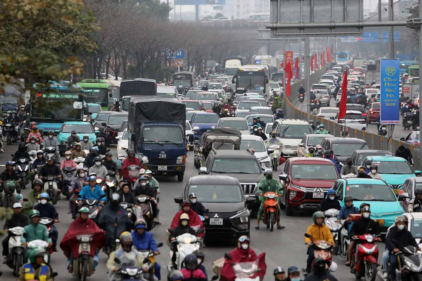 Las rutas de entrada al centro de Hanoi tienen un alto volumen de vehiculos durante cada fiesta. Imagen: Que bueno