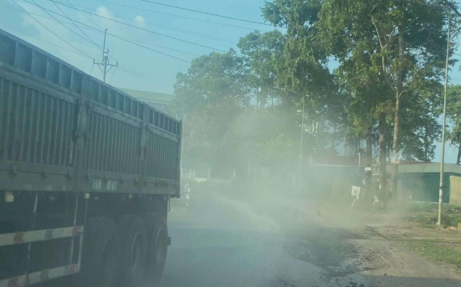 Bui tro bay ra tu xe tai gay o nhiem. Anh: Quang Vu