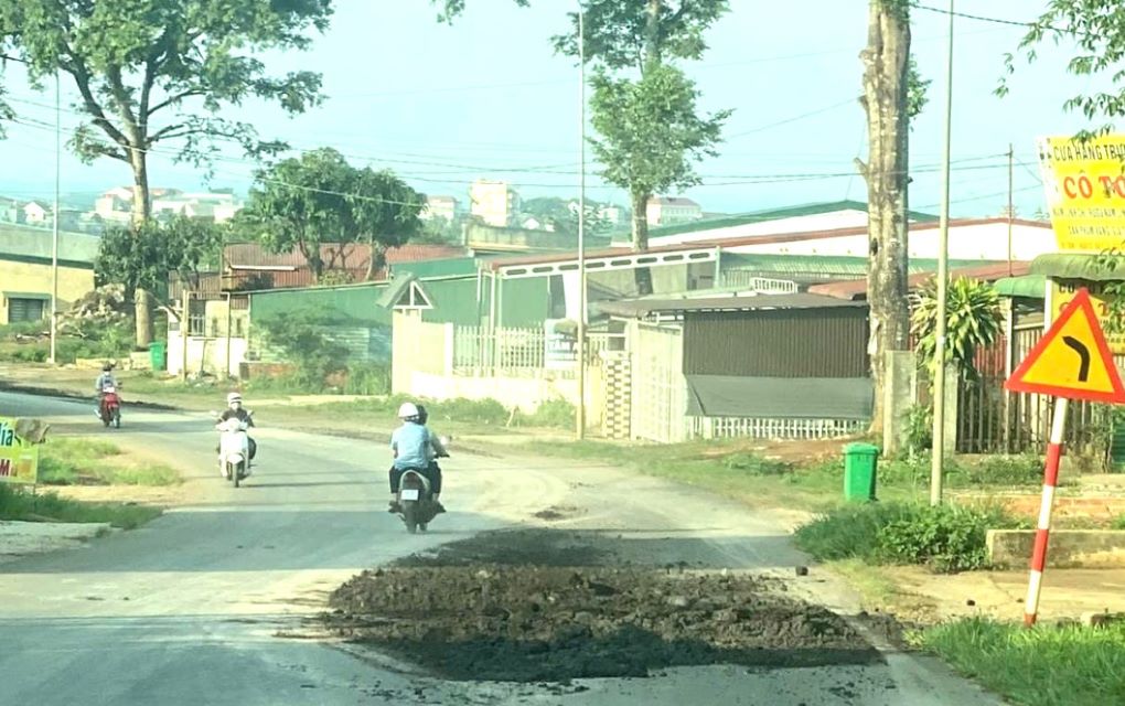 trousers fly onto the road causing pollution. Photo: Quang Vu