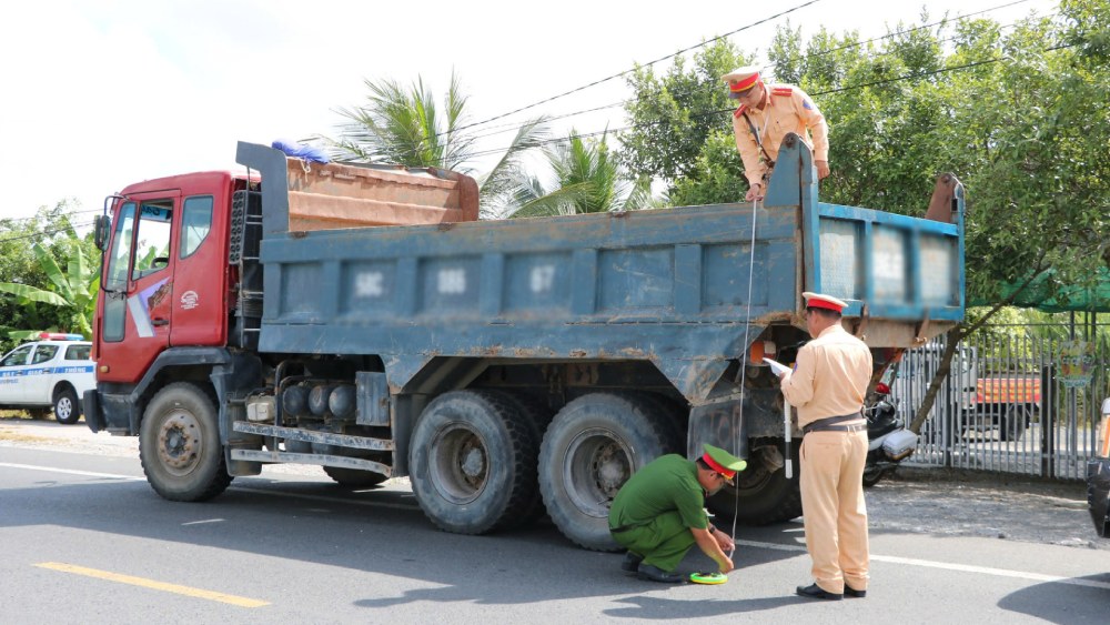 Traffic police conduct patrols, control, check the load and structure of car body and body. Photo: Tien Dung