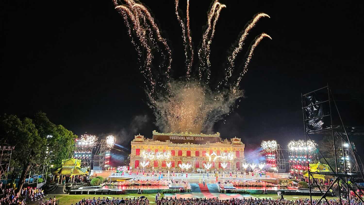 The Hue Monuments Conservation Center will open the Imperial City for free at night and organize fireworks displays at the Hue Monument during the April 30 - May 15 holiday this year. Photo: Phuc Dat.