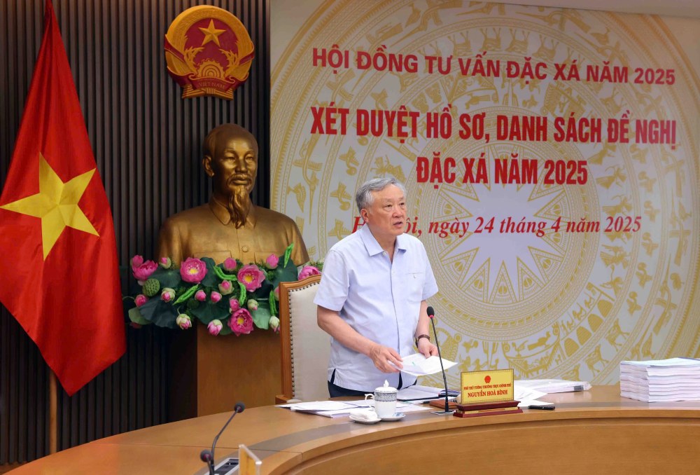 Politburo member, Permanent Deputy Prime Minister Nguyen Hoa Binh - Chairman of the 2025 Amnesty Advisory Council chaired the meeting. Photo: Dinh Hai