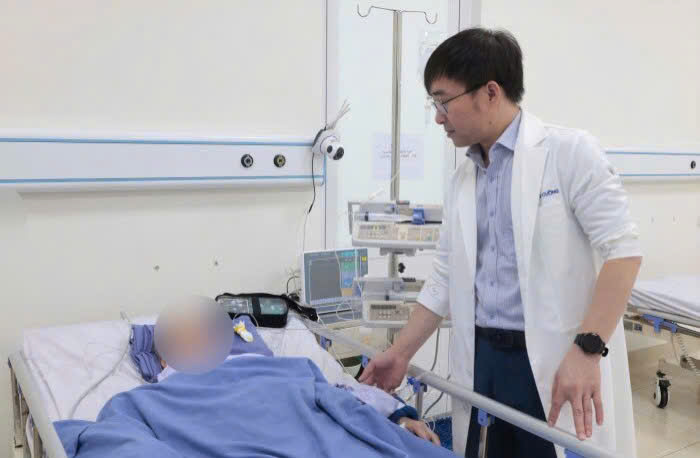 Doctor Phung Cao Cuong, Department of Orthopedics - burns - Sports Medicine (Hospital 199) checks the patient's condition after hip replacement surgery. Photo: Song Han