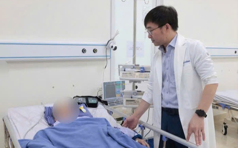 Doctor Phung Cao Cuong, Department of Orthopedics - burns - Sports Medicine (Hospital 199) checks the patient's condition after hip replacement surgery. Photo: Song Han