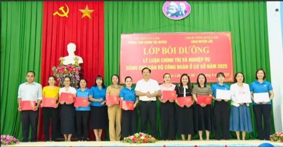 The District Political Center has issued certificates to students of the Political Theory and Professional Training class for grassroots Trade Union officials in 2025. Photo: Nguyen Thi Viet