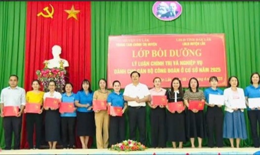 Trung tâm chính trị huyện đã cấp giấy chứng nhận cho học viên lớp Bồi dưỡng lý luận chính trị và Nghiệp vụ dành cho cán bộ Công đoàn ở cơ sở năm 2025. Ảnh: Nguyễn Thị Việt