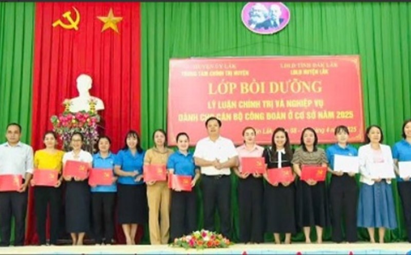 The District Political Center has issued certificates to students of the Political Theory and Professional Training class for grassroots Trade Union officials in 2025. Photo: Nguyen Thi Viet