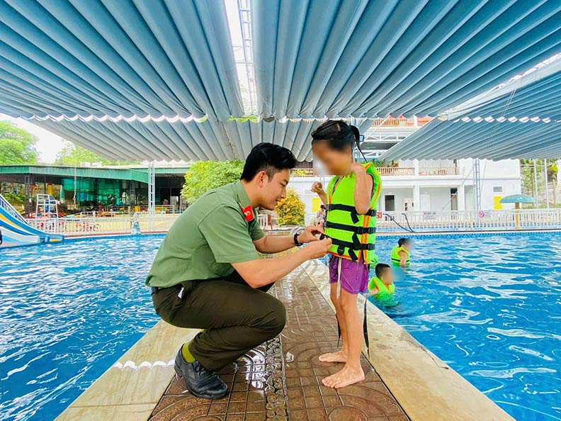 Nghe An Provincial Police officers teach students swimming and drowning skills. Photo: Ngoc Anh