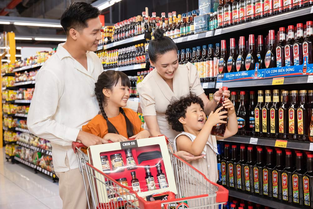 Nguoi tieu dung mua sam san phan cua Masan Consumer. Anh: Hong Van