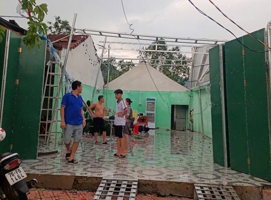El tornado destruyo el techo de una casa en el centro de Ba Vi, distrito de Ba To, provincia de Quang Ngai. Foto: Tomas de Aquin.
