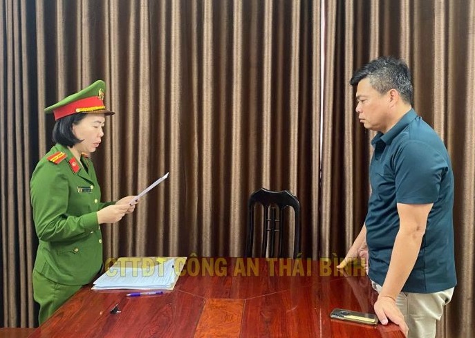 Cơ quan Cảnh sát điều tra (PC03) - Công an tỉnh Thái Bình tống đạt các quyết định khởi tố vụ án,  bị can đối với Phan Văn Quyên. Ảnh: Công an tỉnh Thái Bình