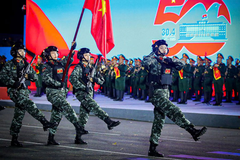 Beautiful images of female soldiers next to the logo commemorating the 50th anniversary of the Liberation of the South and National Reunification.