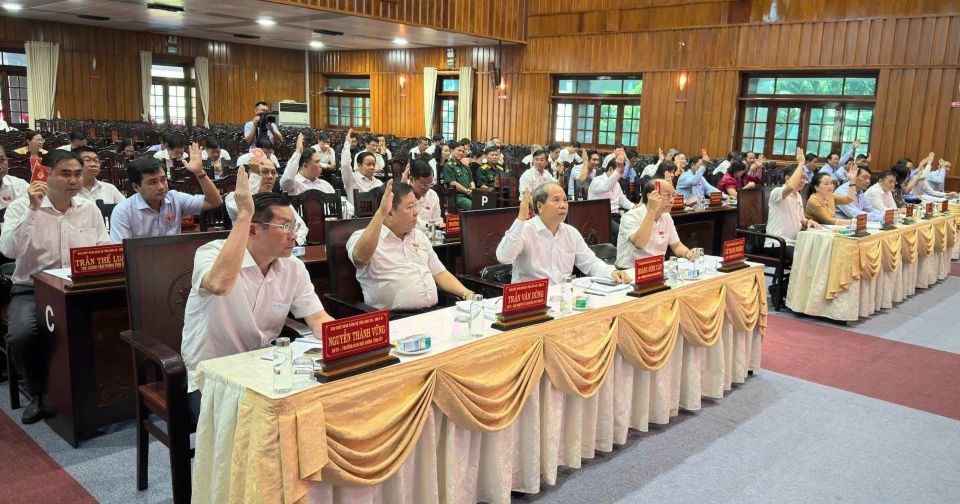 Los delegados votaron en la conferencia que aprobo el borrador del esquema para organizar y reorganizar las unidades administrativas de nivel de comuna y el esquema de consolidacion de Tay Ninh y largas provincias. Foto: Long An E -Portal