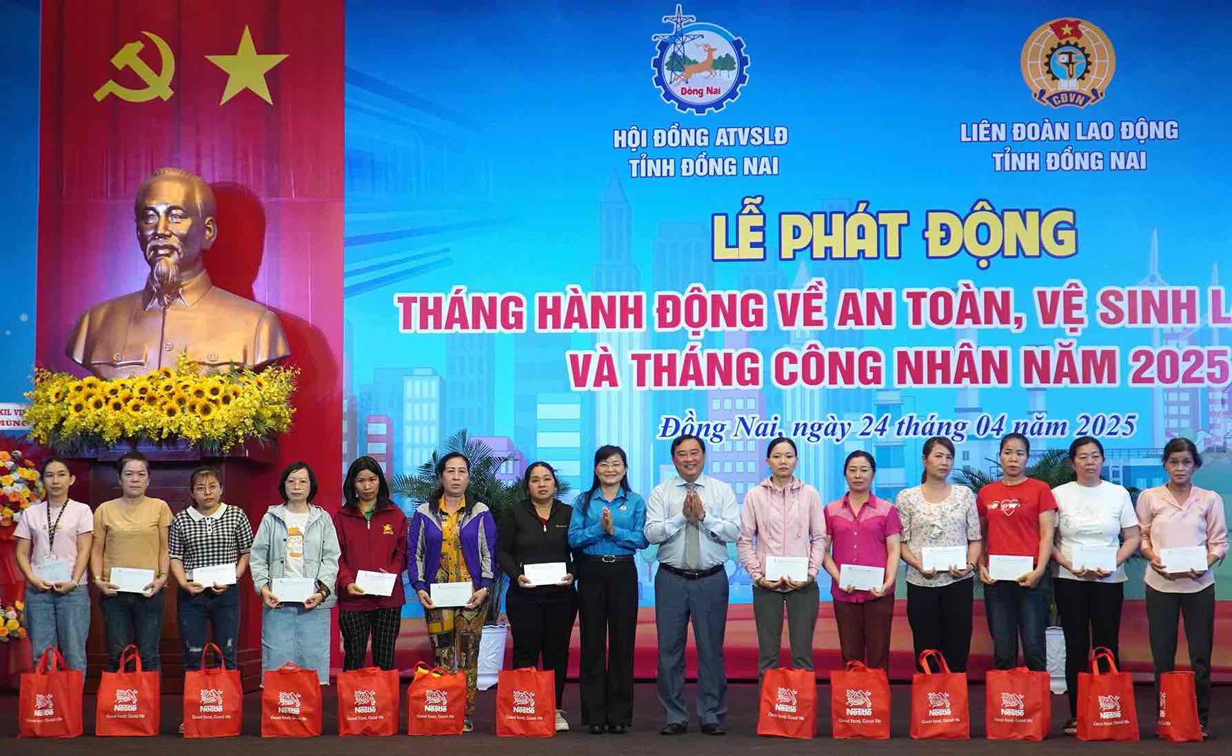 Trao quà cho công nhân bị tai nạn lao động, bệnh hiểm nghèo, gia đình có hoàn cảnh khó khăn tại lễ phát động. Ảnh: HAC