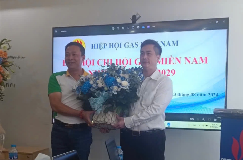 Sr. Nguyen Hai Long - Vicepresidente de la Asociacion de Gas de Vietnam (derecha) felicito al Congreso de la Asociacion de Gas del Sur el 23 de agosto. Foto: Tri Minh