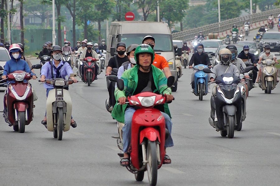 Traffic on 8-lane road in Hanoi after 2 months of adjusting lights, closing intersections