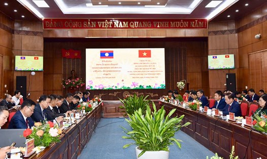 Thượng tướng Suvon Luongbunmi - Phó Chủ tịch Quốc hội Lào cùng đoàn công tác làm việc tại tỉnh Điện Biên. Ảnh: Thanh Bình