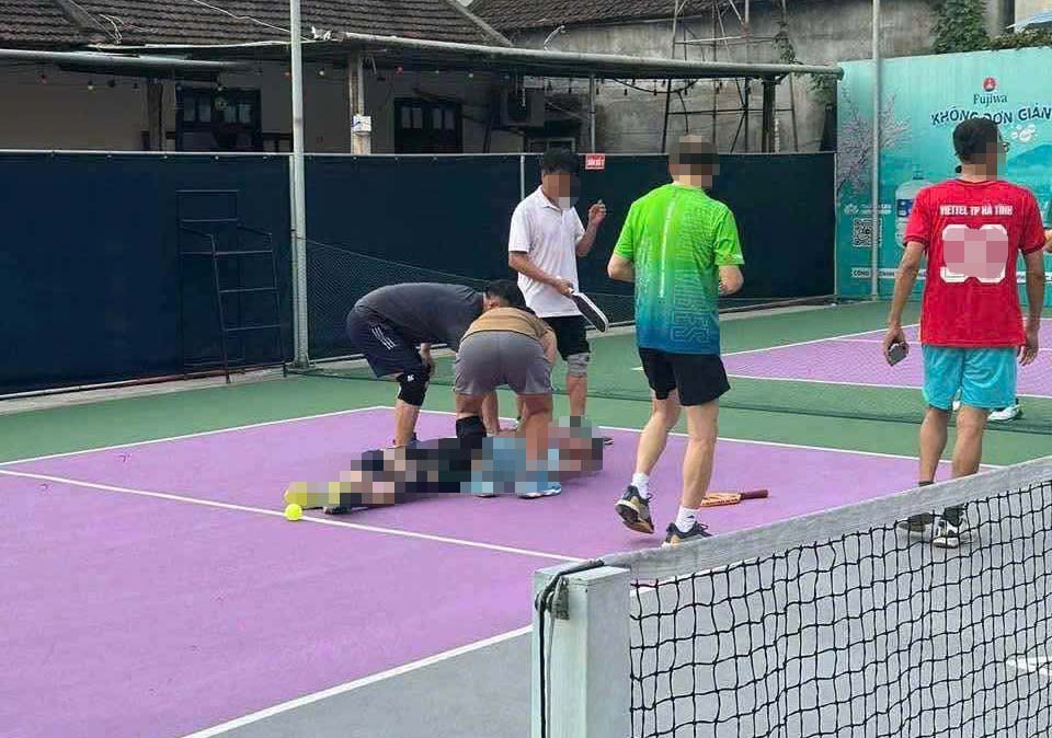 The man fainted and died while playing pickleball. Photo: Ha Nam.