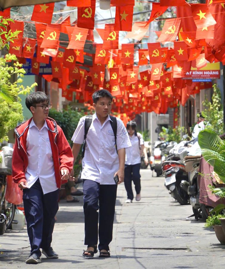 Co do sao vang duoc chinh quyen thanh pho, nguoi dan treo khap cac tuyen duong, ngo hem o TPHCM chao mung dai le 30.4. Anh: Chan Phuc 
