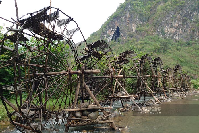 De dan nuoc tu thap len cao, dong bao dan toc Thai da che tac nhung “co may” dac biet chay suot ngay dem ma khong can dung den suc nguoi. Anh: Quang Dat