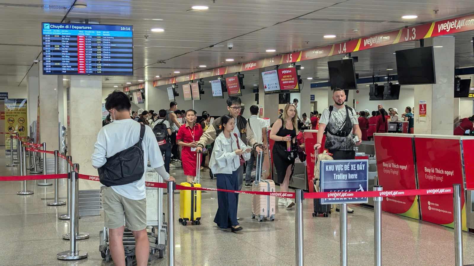 En el aeropuerto de Tan Son Nhat, muchos vuelos de Vietjet Air volvieron a la ruta programada esta mañana. Foto: El hermano mayor.