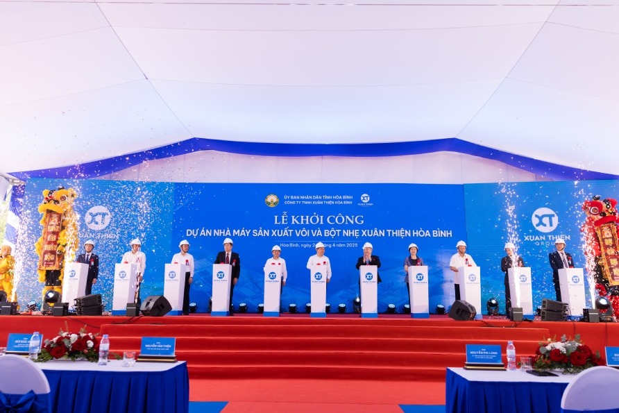 Lãnh đạo tỉnh Hòa Bình cùng lãnh đạo Tập đoàn Xuân Thiện ấn nút khởi công Dự án nhà máy sản xuất vôi và bột nhẹ Xuân Thiện Hòa Bình sáng 24.4. Ảnh: TĐ XT