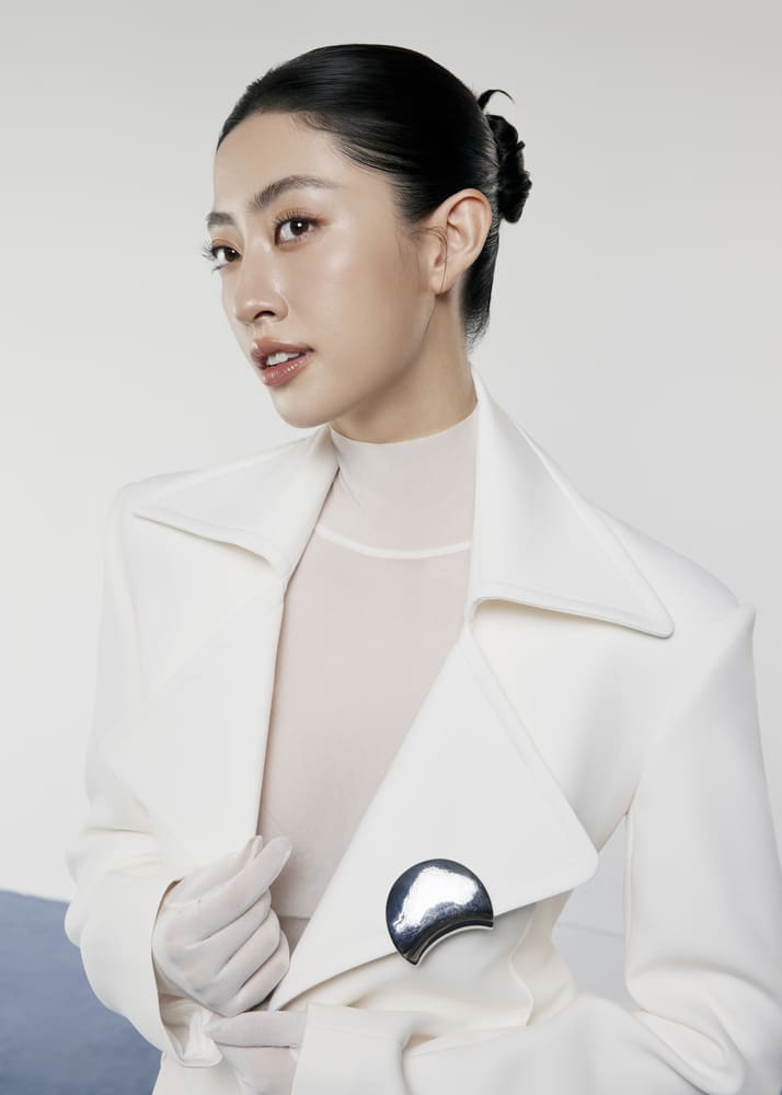 Luong Thuy Linh toat len ve manh me qua trang phuc dung form sac sao voi chi tiet kim loai, la “tin hieu” ve su ket hop hoan hao giua ve dep ngoai hinh va suc manh noi tam.