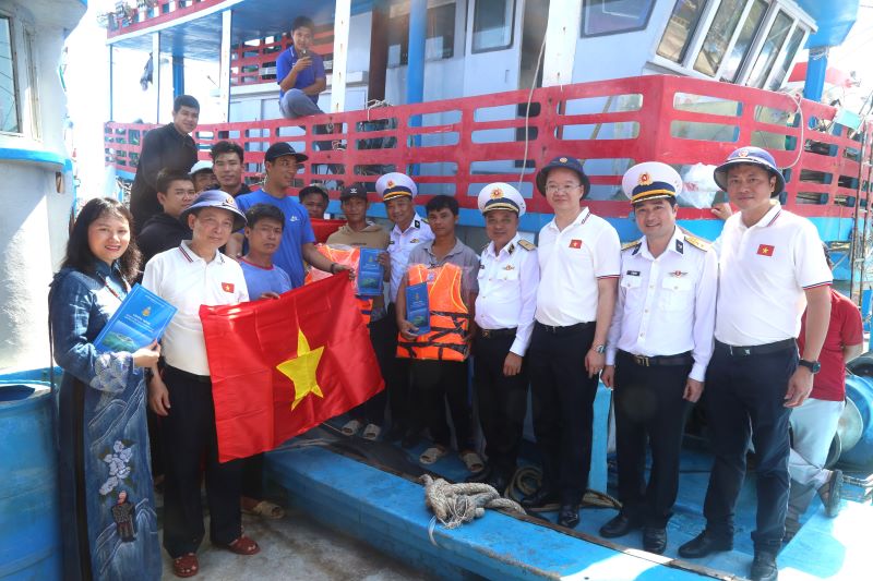 Doan cong tac trao tang co cho ngu dan vuon khoi bam bien. Anh: Agribank 