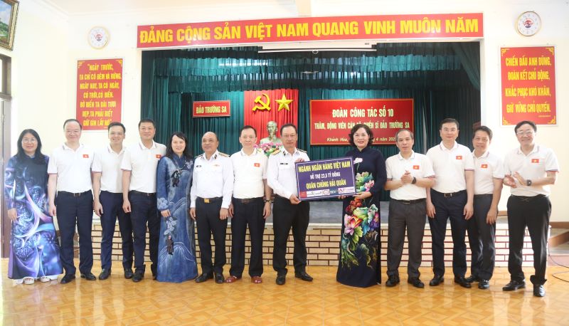Thong doc Ngan hang Nha nuoc Nguyen Thi Hong trao tang ho tro tri gia 23,5 ti dong cho Quan chung Hai quan. Anh: Agribank 