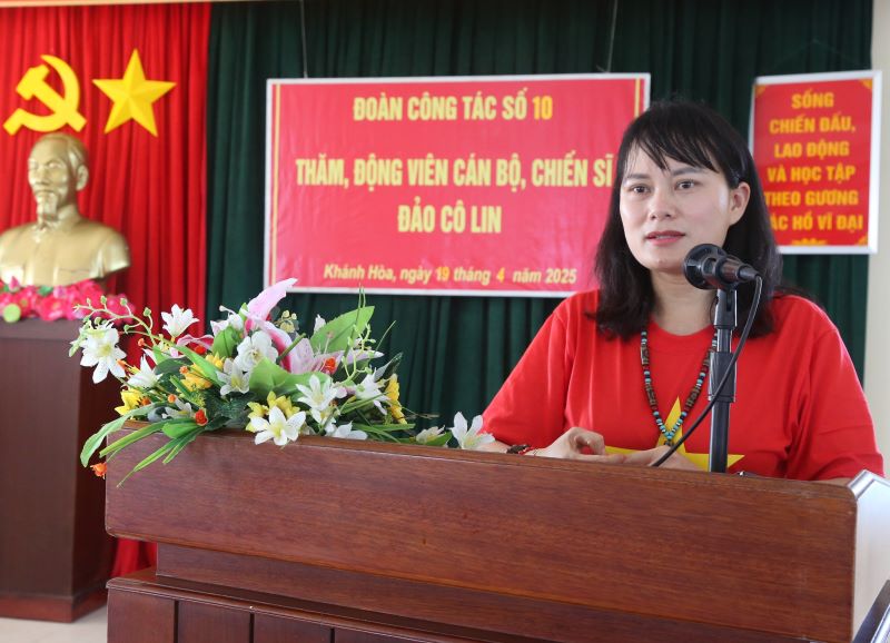 Pho Tong Giam doc Agribank Phung Thi Binh phat bieu trong chuyen tham can bo, chien si tai dao Co Lin. Anh: Agribank 