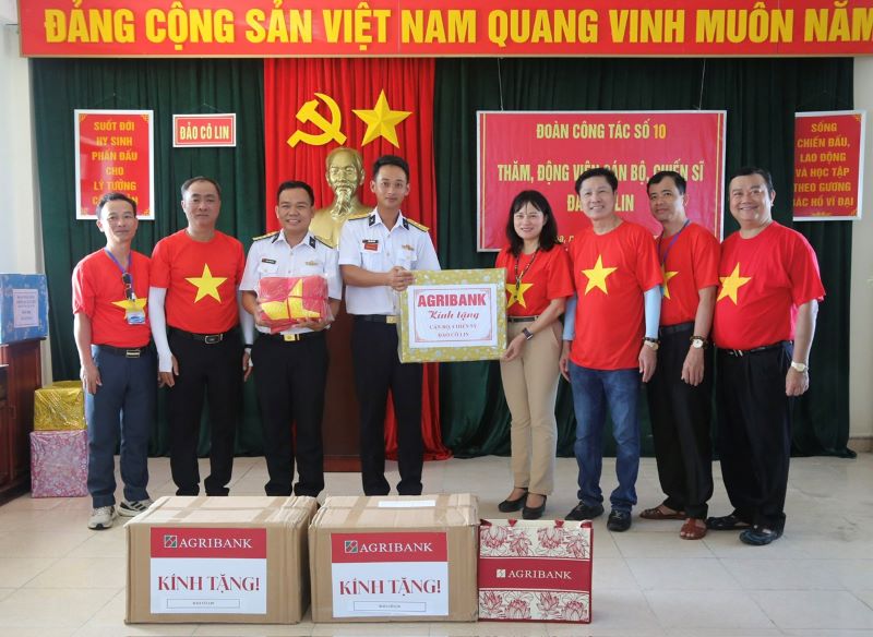 Pho Tong Giam doc Agribank Phung Thi Binh - dai dien doan cong tac Agribank trao tang qua cho cac chien si tren dao Co Lin. Anh: Agribank 