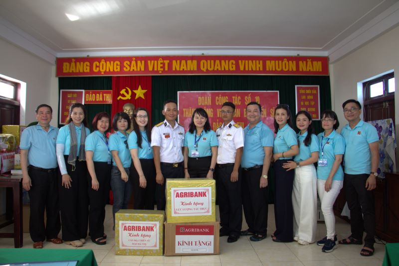 Doan cong tac Agribank tang qua cho can bo chien si va cac luc luong tren dao Da Thi. Anh: Agribank 