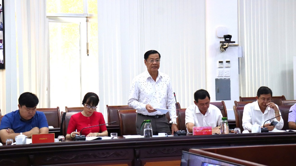 Mr. Huynh Van Hoa - Deputy Director of the Department of Education and Training of Kien Giang - reported on the 2025 high school graduation exam. Photo: Ngoc Mai