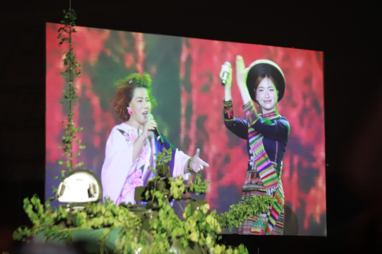 People's Artist Thanh Hoa and Hoa Minzy sang a duet in the music night "en uoc Bac - Nam". Photo: Huyen Chi