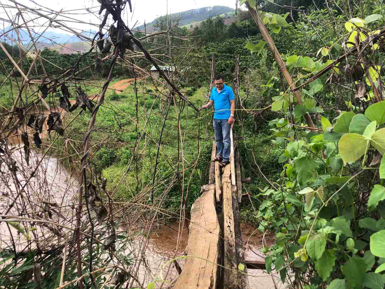 El peligro se cierne sobre los puentes colgantes degradados y dañados. Imagen de Leigh Nguyen