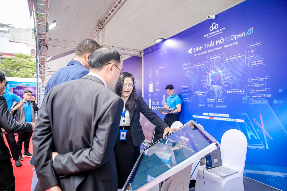 CMC's exhibition booth attracted great attention from delegates with AI products such as AI Box, AI Camera and AI CLS virtual assistant - a tool to support the review of legal documents researched and developed by CMC. Photo: CMC