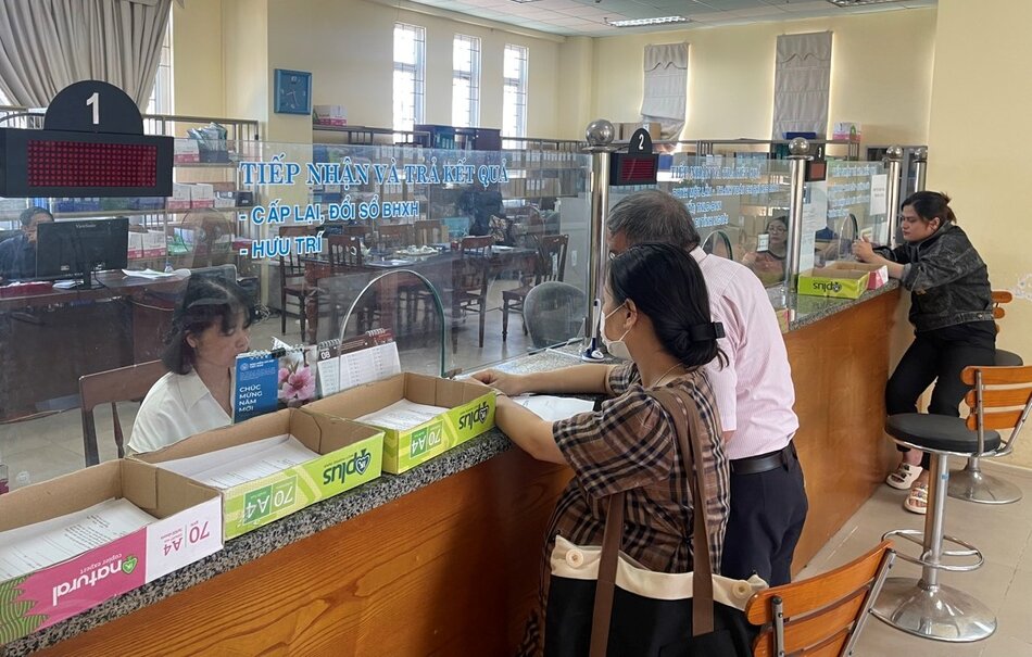 La industria de la seguridad social en Quang Ngai esta haciendo un esfuerzo de propaganda, para que los trabajadores se limiten a retirar la seguridad social una vez. Foto de la pagina web de la Universidad de Hong Kong.