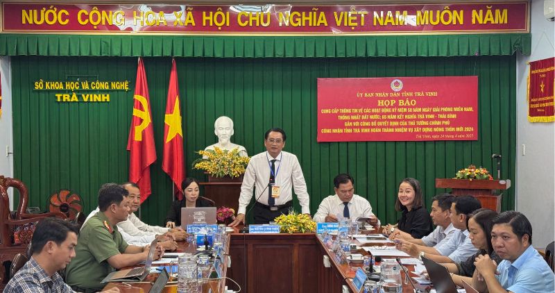 Tra Vinh received the Ho Chi Minh Medal. Photo: Hoang Loc