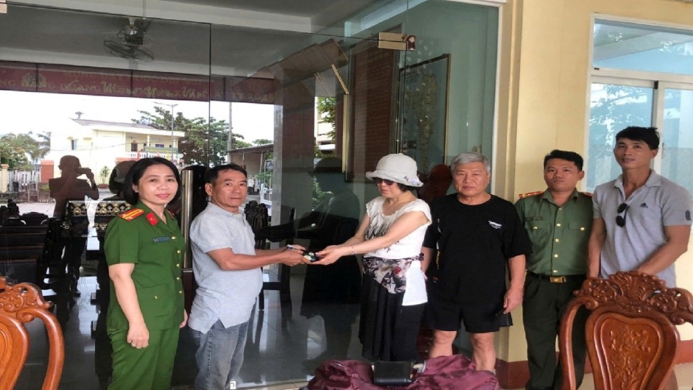 The couple of two Korean tourists received the property they lost while traveling in Phu Quoc. Photo: Provided by the police