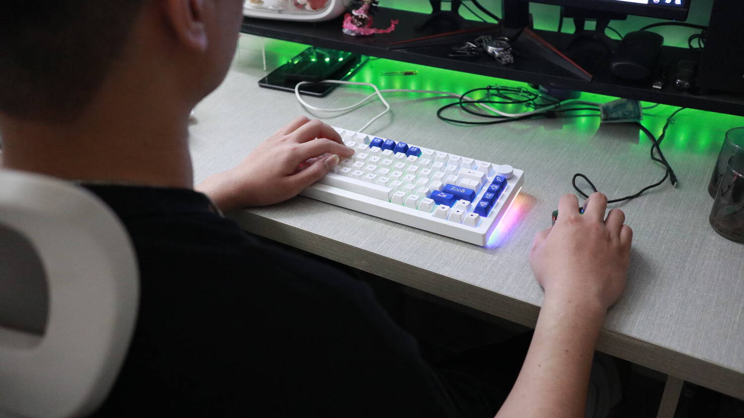 Having a husband who loves games and is lazy to work, many women have to shoulder the burden of burden on their families. Photo: Huyen Trang