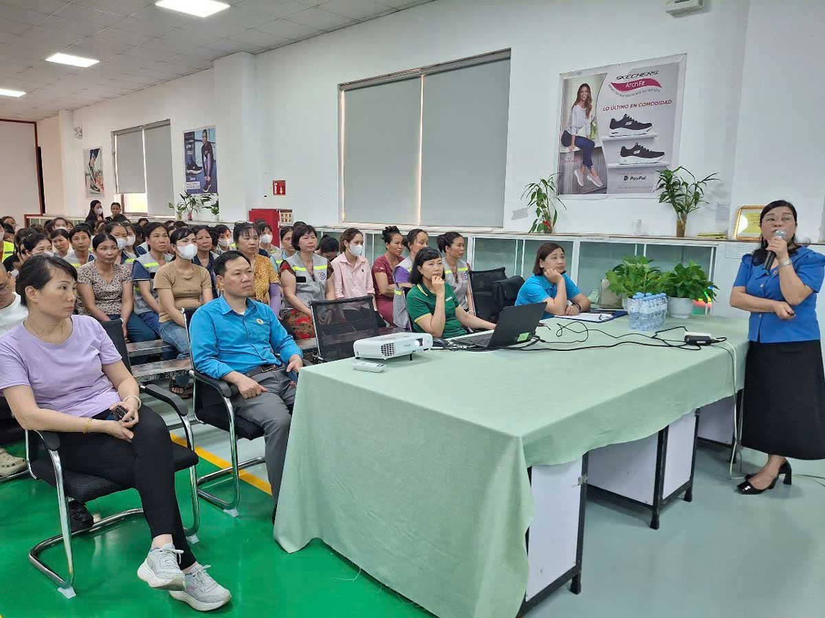 Propagating labor laws, population work and reproductive health for female union members and workers at Hiep Tan Shoes Company Limited (Truc Ninh District, Nam Dinh Province). Photo: Truc Ninh Trade Union