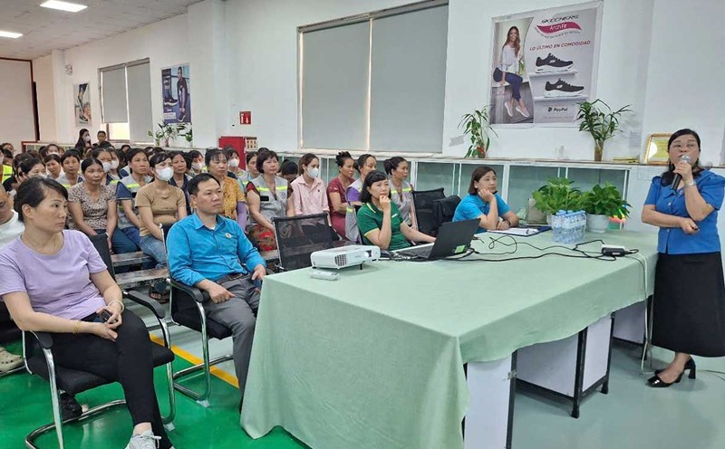 Propagating labor laws, population work and reproductive health for female union members and workers at Hiep Tan Shoes Company Limited (Truc Ninh District, Nam Dinh Province). Photo: Truc Ninh Trade Union