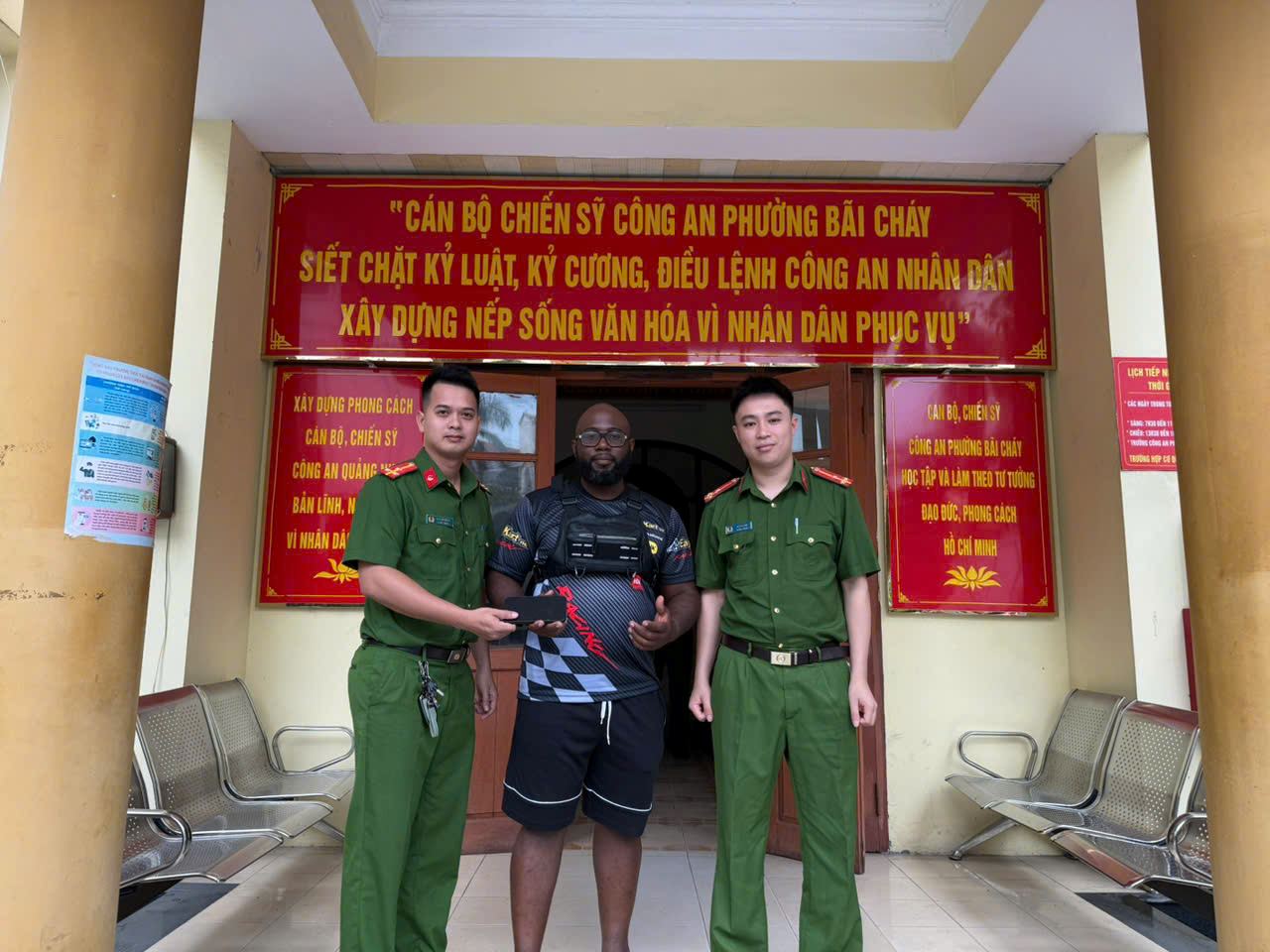 La policia de la ciudad de Bay of Fire entrega el telefono a un visitante llamado Alexis Jeovany. Foto: Policia de la ciudad de Bai Chay, provincia de Ha Long