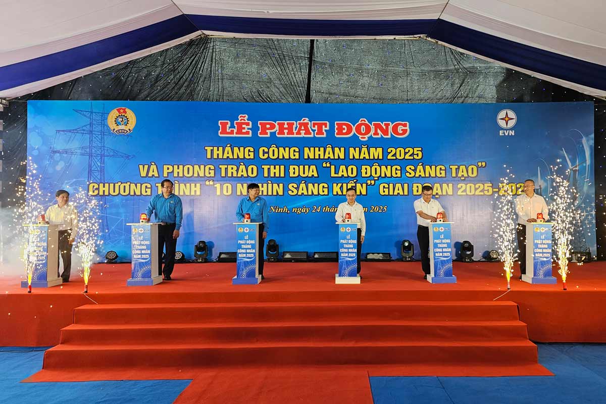 Delegates performed the launching ceremony of Workers' Month 2025 and the Creative Labor emulation movement - 10,000 initiatives. Photo: Doan Hung