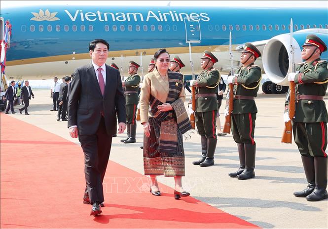 El Ministro de Politica, el Presidente Luan Cang, llega al aeropuerto de Wattay, para comenzar su visita de Estado a Laos. Imagen de la pagina web de la organizacion