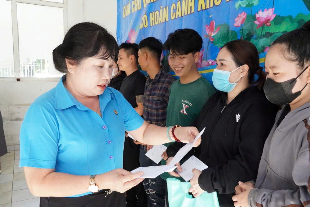 La Sra. Bui Thi Ngoc Trang - Presidenta del Sindicato de Zonas Industriales de la provincia de Long An - entrego regalos a los trabajadores afectados por el incendio de la fabrica. Imagen de la pagina web de la Universidad de Hong Kong