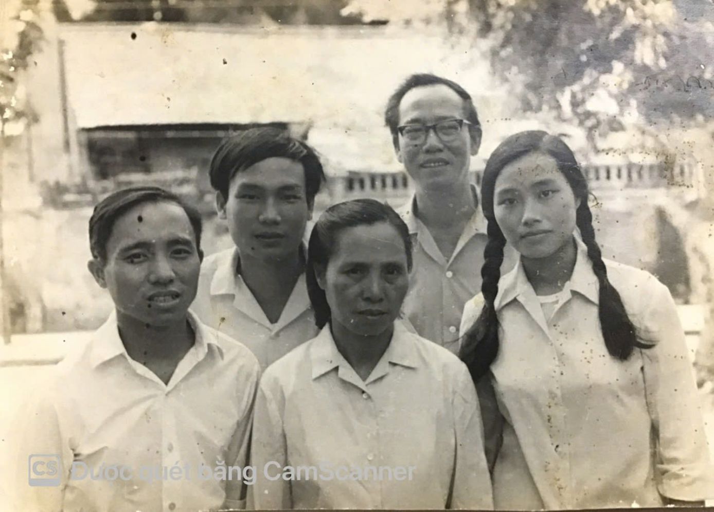 Niem vui doan tu cung bo va anh trai. Hang dau: anh trai Banh The Dung (ngoai cung ben trai). Nha bien kich Banh Mai Phuong ngoai cung ben phai. Hang sau: Nha Bien kich Banh Bao ngoai cung ben phai.Anh: Nhan vat cung cap